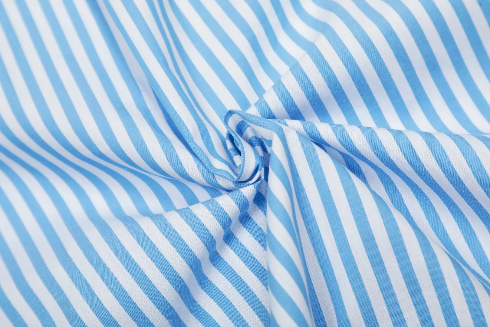 P260 💰 "Top quality" Style number: 8082# [Ralph Lauren classic basic new old money style striped shirt long sleeves] ✅Ralph Lauren Ralph Lauren colorful style old money style cotton poplin striped casual shirt long sleeves ✅Top ceiling quality ZP original development You can compare with the real thing at will ✅100% restored workmanship The entire garment is covered with seams and clean edges Curved triangular bifurcation ✅100% cotton poplin cotton Smooth to the touch Pre-car wash treatment The yarn is tighter ✅Customized dyed original pearlescent white bottom buttons, large and small zoning, vertical phoenix eyelets ✅Special shaped chiffon foil inside the collar door tube, not easy to deform and pull ✅Refreshing colorful striped shirt, salty or sweet, daily travel, extremely high production rate, customized style ✅The upper body looks much better than the real thing, can be worn alone or worn in all seasons, highly recommended for goddesses, size: S-XL, color: red, blue, green
